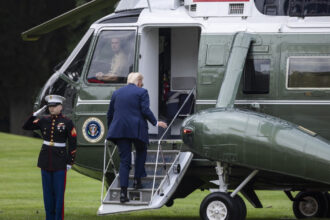 barbat din sua arestat dupa ce a indreptat un fascicul laser catre elicopterul lui trump a pus marine one in pericol 68d283cee911a