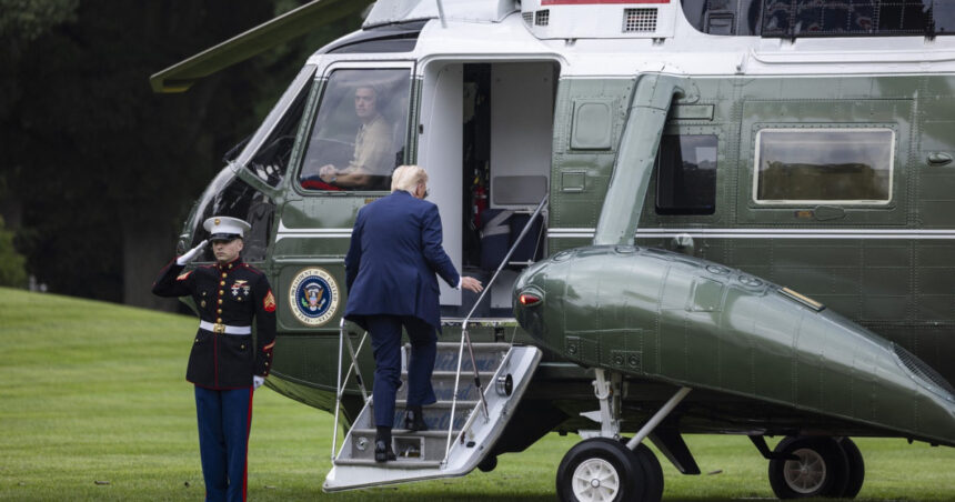 Bărbat din America reținut după ce a îndreptat un laser spre elicopterul lui Trump. „A pus în pericol Marine One” 1 barbat din sua arestat dupa ce a indreptat un fascicul laser catre elicopterul lui trump a pus marine one in pericol 68d283cee911a