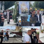 Bărbatul decedat în urma unei ciocniri între două comunități de rromi, condus pe calea finală! Suspecții reținuți, însoțiți de forțele de ordine la ceremonia funerară. 2 barbatul ucis in timpul confruntarii dintre doua grupuri de rromi condus pe ultimul drum suspecti incatusati escortati de politie la slujba de inmormantare 68cacaf5b069a