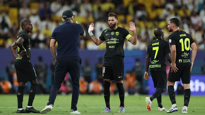 Benzema l-a adus în echipă, dar i-a spus adio! Atacantul a reușit să-și îndepărteze compatriotul de la conducerea lui Al Ittihad. 1 benzema l a adus la echipa benzema l a concediat atacantul a scapat de conationalul sau de pe banca lui al ittihad 68da56339f4ac
