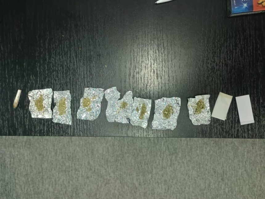 Cernavodă: Jandarmii descoperă un bărbat adormit în mașină, ținând un joint în mână 1 cernavoda barbat surprins de jandarmi dormind in masina cu jointul in mana 68cf95d460bac