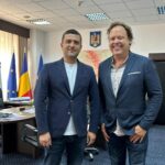 Charlie Ottley, susținător al României, în căutarea cetățeniei: O surpriză la Ministerul Economiei 2 charlie ottley jurnalistul britanic care promoveaza romania in asteptarea cetateniei vizita neanuntata la ministerul economiei 68c4ff40d5742