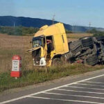 Accident pe DN 1 în Brașov: Cisternă plină cu acid sulfuric răsturnată, iar traficul ia rute alternative 3 cisterna cu acid sulfuric rasturnata pe dn 1 in judetul brasov traficul rutier deviat pe rute ocolitoare 68c9933e2d4f3