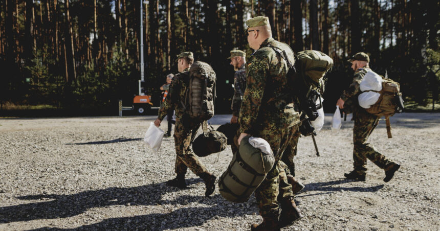 Înghesuială la sesiuni de pregătire militară în Polonia. Reacții disperate din cauza temerilor legate de o posibilă agresiune rusească. 1 coada la antrenamentele militare voluntare din polonia gesturi disperate de teama unei agresiuni a rusiei 68c5674200de5