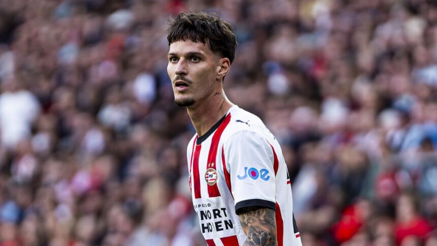 "Într-o mare de confuzie! Olandezii își îndreaptă săgețile către Dennis Man după eșecul istoric al lui PSV" 1 complet ratacit pe teren olandezii continua tirul la adresa lui dennis man dupa umilinta istorica a lui psv 68b758491786d