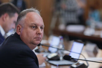 complot al unui secretar de stat din ministerul economiei si al sefului anpc pentru a elibera un post la nivel local ce a transmis dna 68cd5a143e0ec