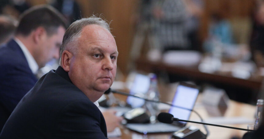 Între intrigă și putere: dezvăluiri despre conspirația unui secretar de stat din Ministerul Economiei și șeful ANPC pentru ocuparea unei funcții locale. Mesajul DNA 1 complot al unui secretar de stat din ministerul economiei si al sefului anpc pentru a elibera un post la nivel local ce a transmis dna 68cd5a143e0ec