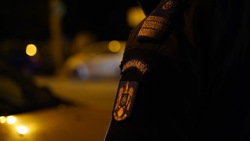 Constanța: Un tânăr reținut de jandarmi în Tomis Nord, în posesia unor substanțe dubioase și a unui briceag 1 constanta tanar prins de jandarmi in tomis nord cu substante suspecte si un briceag asupra lui 68d6f241ac8c4