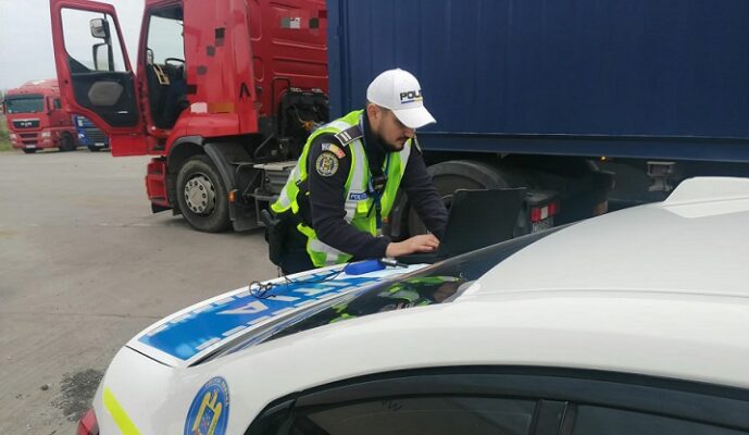 Verificări ale agenților de circulație în Portul Constanța: 13 amenzi aplicate! 1 controale ale politistilor rutieri in portul constanta au fost aplicate 13 sanctiuni contraventionale 68cc003feb5a1