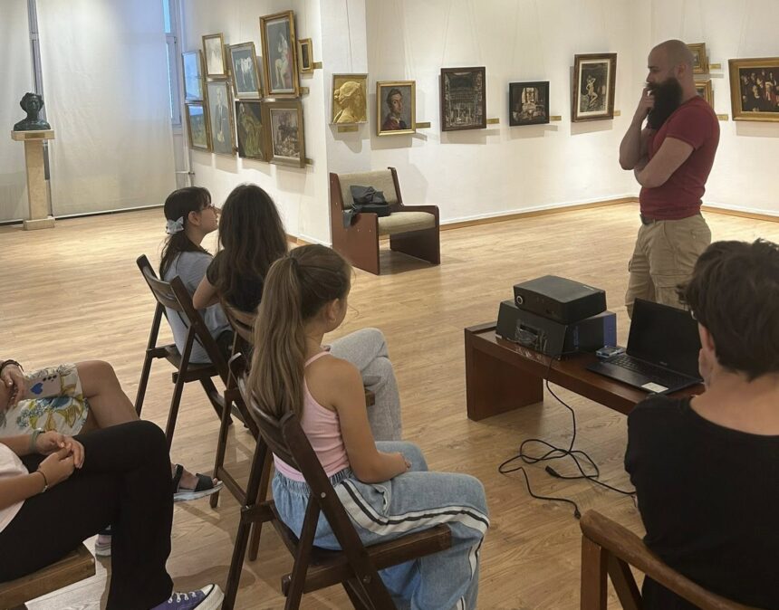 Micuții artiști au dat viață unor momente din scurtmetrajul „Arts Tamer” la Muzeul de Artă din Constanța 1 copiii pasionati de artele vizuale au interpretat scene din scurtmetrajul arts tamer la muzeul de arta constanta 68cc9d718b8dd