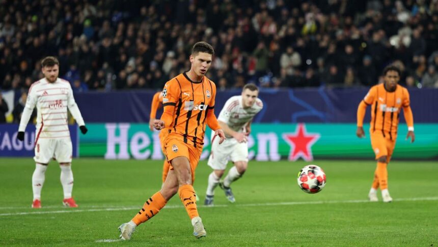 „Zâmbete și lacrimi: Transferul lui Sudakov la Benfica, în umbra unei tragedii familiale” 1 cu un ochi rade si cu altul plange sudakov s a transferat la benfica dar rusii aproape i au omorat familia 68bf36ae6c730