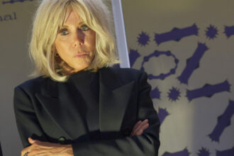 de ce brigitte macron trebuie sa furnizeze dovezi ca e femeie in procesul sau de calomnie impotriva influenceritei candance owens 68ceb230c4405