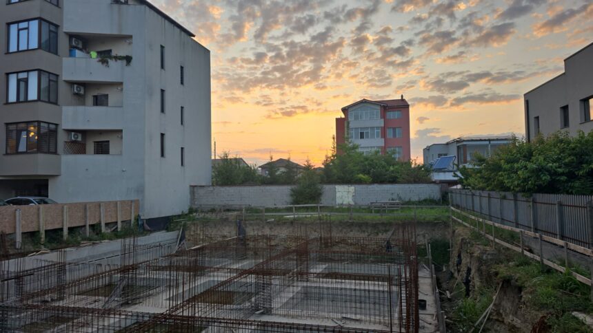 ÎN AȘTEPTARE: Proiectul imobiliar din Palazu Mare, blocat de instanță până la soluționarea contestației autorizației 1 definitiv bloc in constructie din palazu mare cu autorizatia suspendata de judecatori pana la terminarea procesului pentru anularea ei 68d4292030970