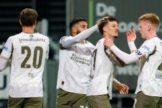 dennis man l a cucerit pe antrenorul lui psv ce a spus peter bosz dupa pasa decisiva a romanului 68d8f9e5141ca
