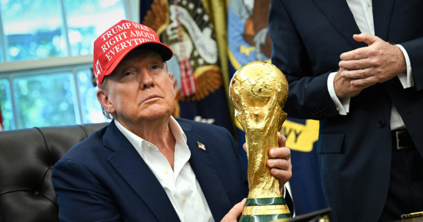 Donald Trump anunță că este gata să schimbe locația meciurilor de la Cupa Mondială 2026 din motive de siguranță. Totuși, ar putea exista și alte motive în spatele acestei decizii. 1 donald trump spune ca e pregatit sa mute meciurile de la cupa mondiala 2026 din motive de securitate motivul ar putea fi altul 68d654e36cbe4