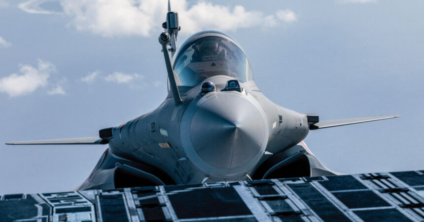 Emmanuel Macron declarează că Franța va desfășura trei avioane de vânătoare Rafale în Polonia, pentru a asigura apărarea aeriană a țării. 1 emmanuel macron anunta ca franta trimite trei avioane de lupta rafale in polonia pentru a proteja spatiul aerian polonez 68c31b0058275