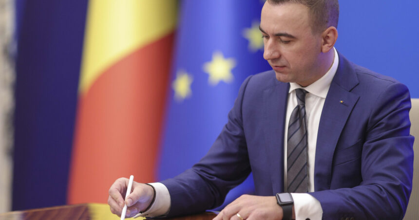 „Bogdan Ivan dezvăluie motivul din spatele donației de 20% din salariu: „Ar putea fi privită ca o acțiune populistă”. Destinul fondurilor donate” 1 exclusiv cum explica bogdan ivan decizia de a dona 20 din salariu poate fi considerata o masura populista ce s a intamplat cu banii donati 68cc1d85db2e5