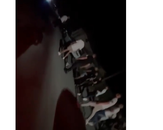 Uimitor! Atenție la aceste imagini emoționante: Un tânăr agresat cu brutalitate în apropierea unui club din Ostrov. 1 exclusiv video atentie imagini cu impact emotional tanar batut cu bestialitate in zona unui club din ostrov 68d14544863f0