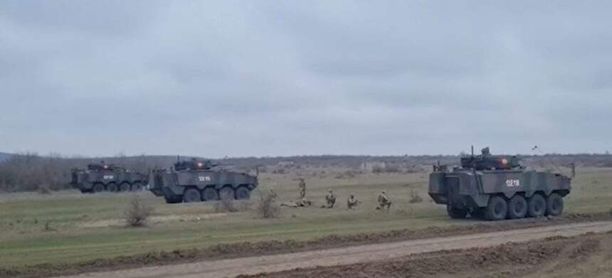Manevre NATO în România: Peste 5.000 de soldați din zece națiuni partenere se alătură exercițiului Dacian Fall 2025 1 exercitiu militar nato in romania peste 5 000 de militari din zece state aliate participa la dacian fall 2025 68c4681fab431