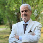 Adrian Năstase își exprimă scepticismul față de speranțele românilor de a emigra în SUA: Numai cei dispuși să scoată din buzunar 1 milion de dolari pentru un card de aur vor avea șansa! 2 fostul premier adrian nastase ironizeaza visele pentru sua vor merge doar romanii care pot plati 1 milion de dolari pentru cardul de aur 68d2da7de3a73