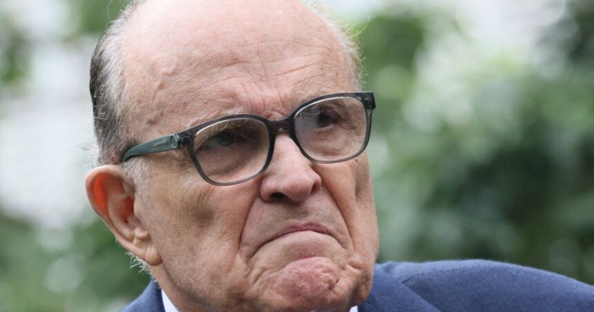 Rudy Giuliani, ex-primarul New York-ului și apărător al lui Trump, implicat într-un accident rutier! 1 fostul primar al new york ului si avocat al lui trump rudy giuliani a fost ranit intr un accident de masina 68b52ab169b24