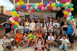 foto 20 de copii din targu lapus au ajuns la mare printr un proiect demarat de rotary club cetatea tomis 68bc7807e2e6c