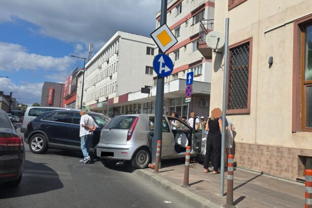 foto accident in centrul constantei langa tomis mall un fiat a ajuns pe trotuar 68ce91c82c609