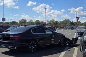 foto accident in parcarea auchan vivo implicate un bmw inmatriculat in constanta si o tesla din ucraina 68c533f4eea18