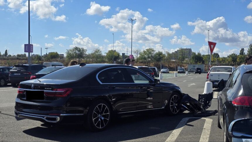 Coliziune surprinzătoare în parcarea Auchan Vivo: Un BMW din Constanța s-a ciocnit cu o Tesla din Ucraina! 1 foto accident in parcarea auchan vivo implicate un bmw inmatriculat in constanta si o tesla din ucraina 68c533f4eea18