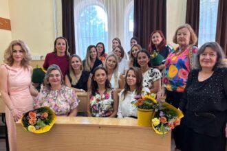 foto amintiri dupa 20 de ani absolventii colegiului national pedagogic constantin bratescu constanta promotia 2005 s au reintos in banci 68bd24c688594