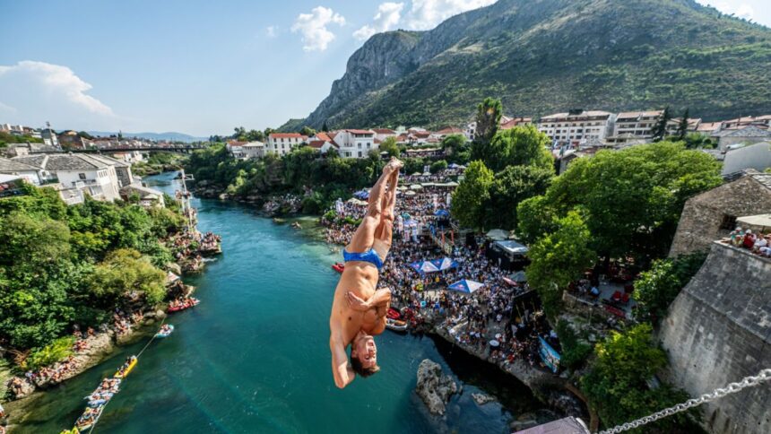 Constantin Popovici strălucește la Mostar cu o victorie uluitoare în cadrul Seriei Mondiale Red Bull Cliff Diving: "Nu aveam idee ce să anticipăm din cauza accidentului" 1 foto constantin popovici victorie spectaculoasa la mostar in seria mondiala red bull cliff diving nu stiam la ce sa ma astept din cauza accidentarii 68bd66c5da234