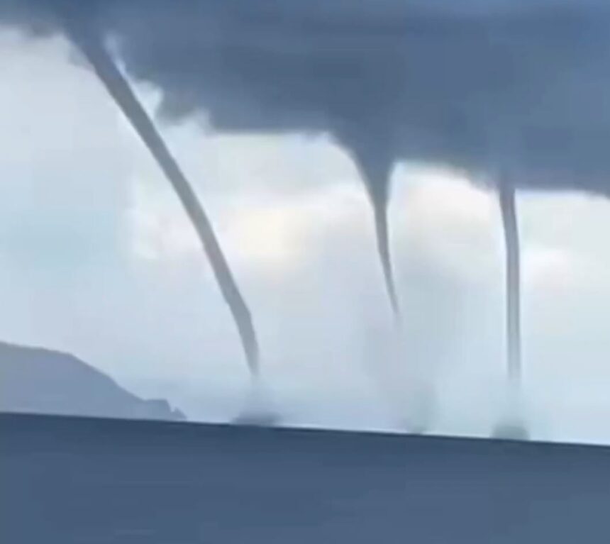 Spectacolul Naturii la Marea Neagră: Localnicii au surprins trombe impresionante în acțiune! 1 foto fenomen meteorologic la marea neagra mai multe trombe puternice au fost surprinse de localnici 68cffbe0e2227
