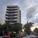 Dakonis Imobiliar SRL își amplifică proiectele pe bulevardul 1 Mai: un nou edificiu cu nouă etaje prinde contur la câțiva pași de prima construcție. 2 foto firma dakonis imobiliar srl continua investitia de pe bulevardul 1 mai blocul de noua etaje se construieste la doar cativa metri de primul imobil 68d9fb3406455