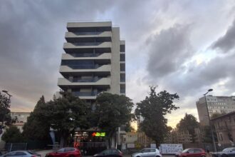 foto firma dakonis imobiliar srl continua investitia de pe bulevardul 1 mai blocul de noua etaje se construieste la doar cativa metri de primul imobil 68d9fb3406455