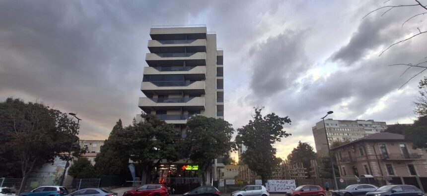 Dakonis Imobiliar SRL își amplifică proiectele pe bulevardul 1 Mai: un nou edificiu cu nouă etaje prinde contur la câțiva pași de prima construcție. 1 foto firma dakonis imobiliar srl continua investitia de pe bulevardul 1 mai blocul de noua etaje se construieste la doar cativa metri de primul imobil 68d9fb3406455