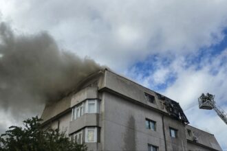 foto focul care a cuprins toate apartamentele de la mansarda unui bloc din constanta a fost stins dupa aproape 4 ore 68c6f2db6d288