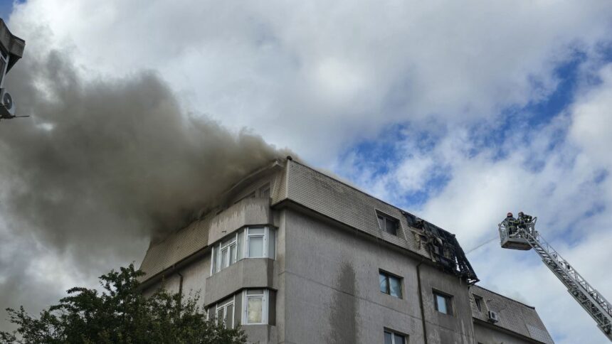 Incendiul devastator de la mansarda unui bloc din Constanța a fost stins după aproape patru ore de eforturi intense 1 foto focul care a cuprins toate apartamentele de la mansarda unui bloc din constanta a fost stins dupa aproape 4 ore 68c6f2db6d288