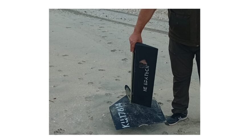 Imagini surprinzătoare de pe Plaja Vadu: Descoperiri ecologice din zborul dronelor 1 foto fragmente de drona pe plaja vadu gasite intr o actiune de ecologizare 68cc202a5d91d