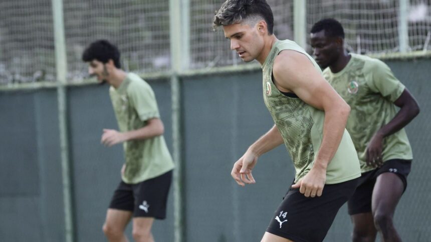 Ianis Hagi strălucește pe terenul din Alanyaspor! Debutul său promițător ar putea avea loc astăzi, la ora 20:00, împotriva echipei Konyaspor. 1 foto ianis hagi un pachet de muschi deja in prim plan la alanyaspor debutul poate fi azi de la 2000 cu konyaspor 68c5489f6a642