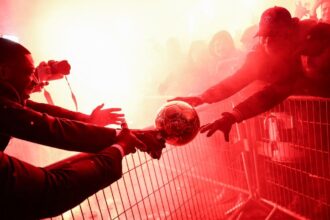 foto imaginea serii la paris dembele a luat balonul de aur si l a dus direct in mijlocul ultrasilor 68d23f5cb80f8