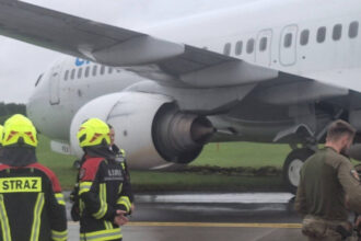foto incident aviatic in polonia un avion a ratat aterizarea si a iesit de pe pista 68c7174cd6fa6