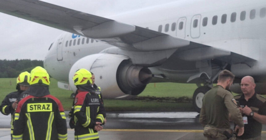 Aterizare eșuată în Polonia: Un avion a deraiat de pe pistă! 1 foto incident aviatic in polonia un avion a ratat aterizarea si a iesit de pe pista 68c7174cd6fa6
