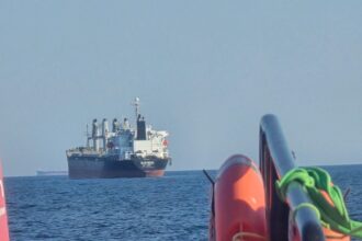 foto interventie rapida pe apa un marinar sirian a fost salvat de echipajul unei navei arsvom 68b715f8bccb1