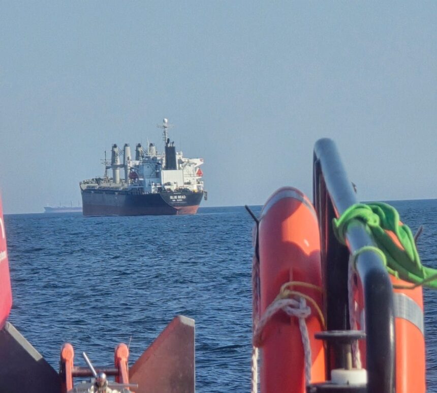 Salvarea spectaculoasă pe ape: un marinar sirian în brațele echipajului ARSVOM 1 foto interventie rapida pe apa un marinar sirian a fost salvat de echipajul unei navei arsvom 68b715f8bccb1