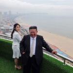 Kim Jong-un a pășit pe tărâm chinezesc, însoțit de fiica sa, pentru a lua parte la grandioasa paradă militară a lui Xi Jinping. 3 foto liderul coreei de nord a ajuns la beijing pentru parada militara organizata de xi jinping imagini inedite cu kim insotit de fiica sa 68b744a9c1d3d