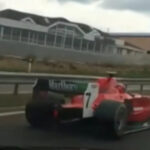 „În sfârșit descoperit: misteriosul șofer al unei mașini de Formula 1 care bântuia autostrăzile cehe din 2019!” 2 foto soferul fantoma al unei masini tip formula 1 identificat in sfarsit de politistii cehi bolidul alerga pe autostrazi din 2019 68be9d815ffbc