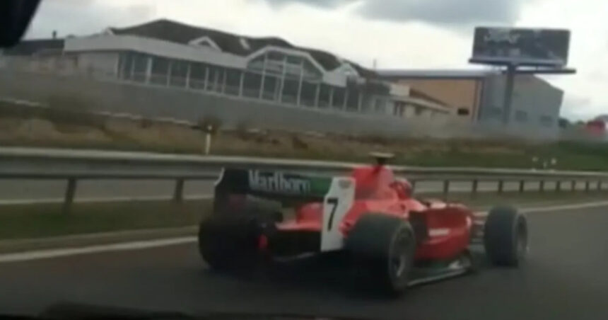 „În sfârșit descoperit: misteriosul șofer al unei mașini de Formula 1 care bântuia autostrăzile cehe din 2019!” 1 foto soferul fantoma al unei masini tip formula 1 identificat in sfarsit de politistii cehi bolidul alerga pe autostrazi din 2019 68be9d815ffbc