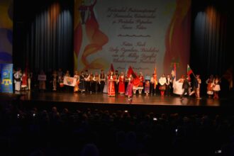 foto spectacol de gala la constanta festivalul international al dansului cantecului si portului popular turco tatar a reunit comunitati din turcia europa de est si romania 68bd4afe618a4