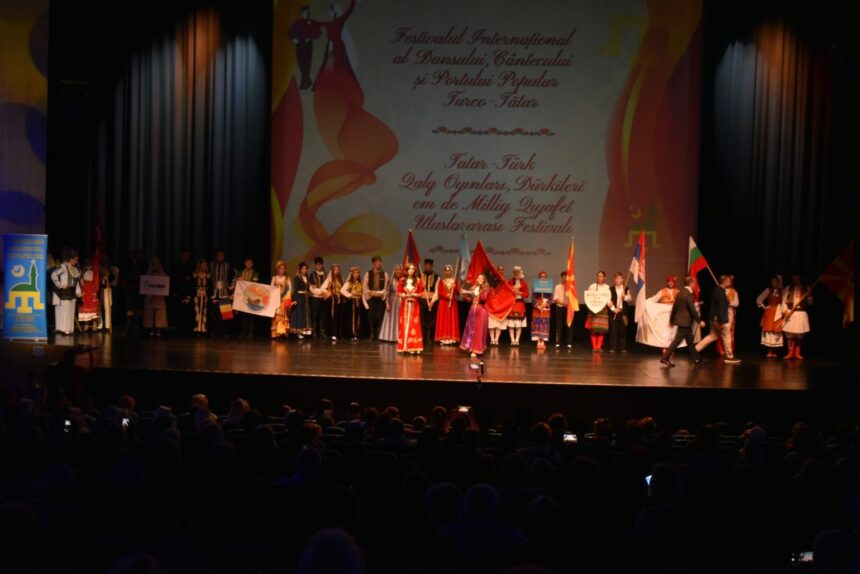 Constanța strălucește: Festivalul Internațional al Dansului, Muzicii și Tradițiilor Turco-Tătare adună comunități din Turcia, Europa de Est și România 1 foto spectacol de gala la constanta festivalul international al dansului cantecului si portului popular turco tatar a reunit comunitati din turcia europa de est si romania 68bd4afe618a4