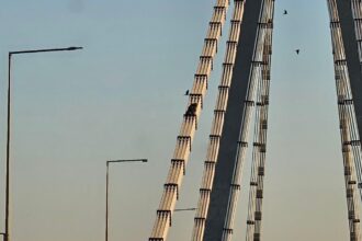 foto un barbat s a cocotat pe podul agigea live pe tiktok e acelasi care ameninta in 2008 ca l arunca in aer 68be7f6792df2